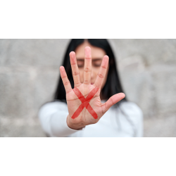 Agosto Lilás: Câmara aprova “Sinal Vermelho” para ajudar vítimas de violência doméstica